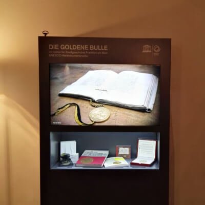 Multimedia-Vitrine für die Goldene Bulle in Frankfurt